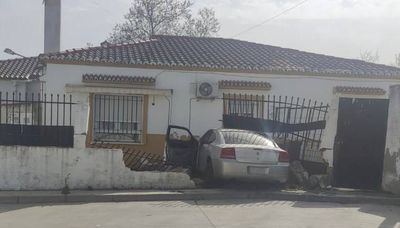 Un vehículo se empotra en la fachada de una vivienda de El Casar de Escalona