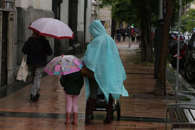 Una mujer y una niña pasean con paraguas | Marta Fernández Jara - Europa Press