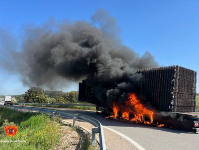 Las impactantes imágenes del incendio de un camión cerca de Talavera