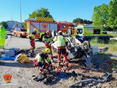 Impactantes imágenes de un accidente en un pueblo de Toledo: la conductora ha quedado atrapada tras volcar