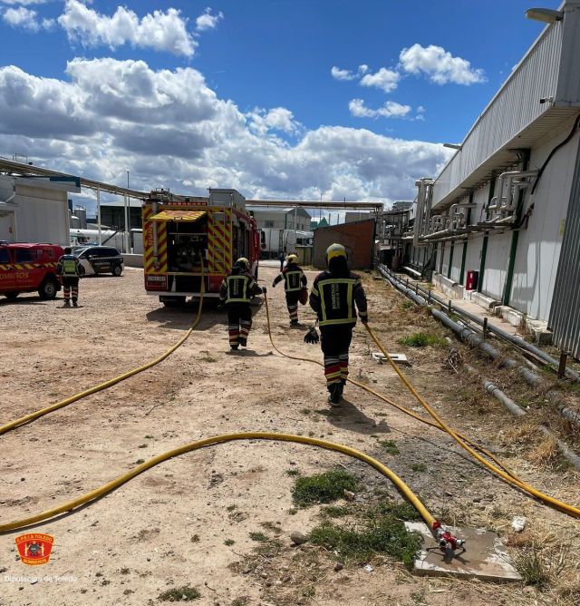 Las llamas se apoderan de una nave industrial de La Puebla de Montalbán