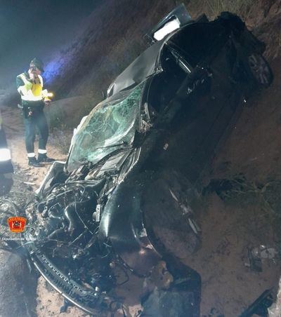 Fallece un hombre tras salirse de la vía y caer con su vehículo por un puente