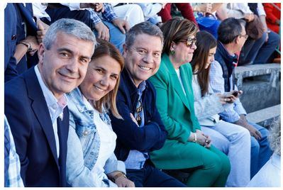 Emiliano García-Page disfruta de una tarde taurina con un cartel de lujo en Talavera