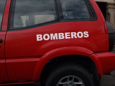 Los bomberos sofocan un incendio en el barrio de Patrocinio