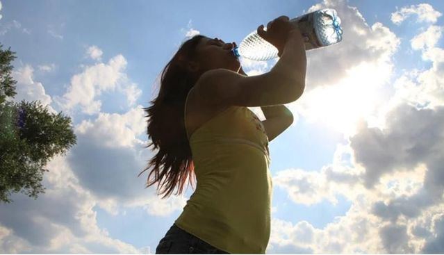 Chica bebiendo agua / Foto: Byrev / Pixabay