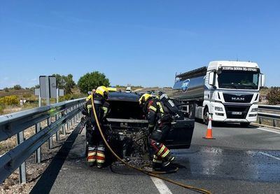 Un coche queda calcinado tras incendiarse en medio de la A-5