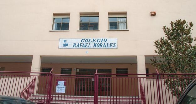 Evacuan el colegio Rafael Morales tras incendiarse una freidora en la cocina