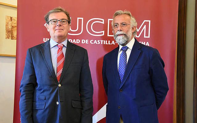 El rector de la UCLM (i) con el alcalde de Talavera, Jaime Ramos (d)