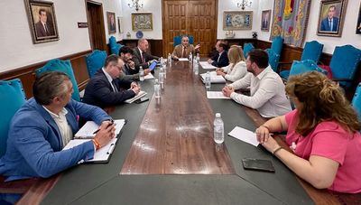 Gregorio se compromete a seguir reivindicando el AVE para 2030 y el soterramiento