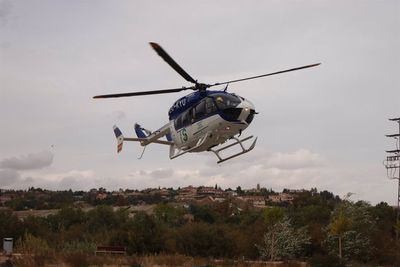 Una fallecida y cuatro heridos, tres de ellos menores, tras salirse de la vía con su turismo