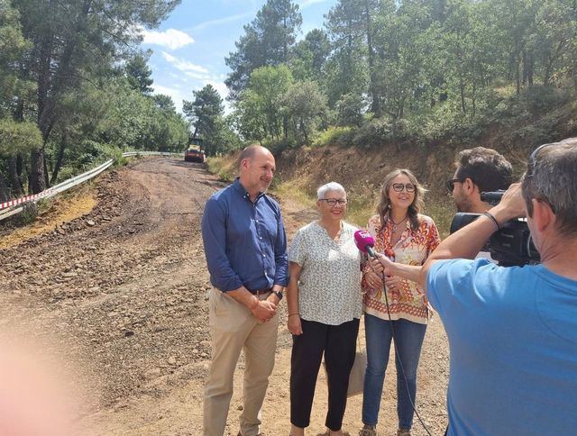 Visita a la mejora de caminos en el entorno de Espinoso del Rey y Robledo del Mazo. - JCCM