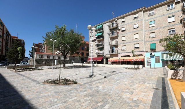 Velázquez asegura que la reforma de la plaza Virgen del Sagrario 'responde a una apuesta por el barrio de Santa Bárbara'