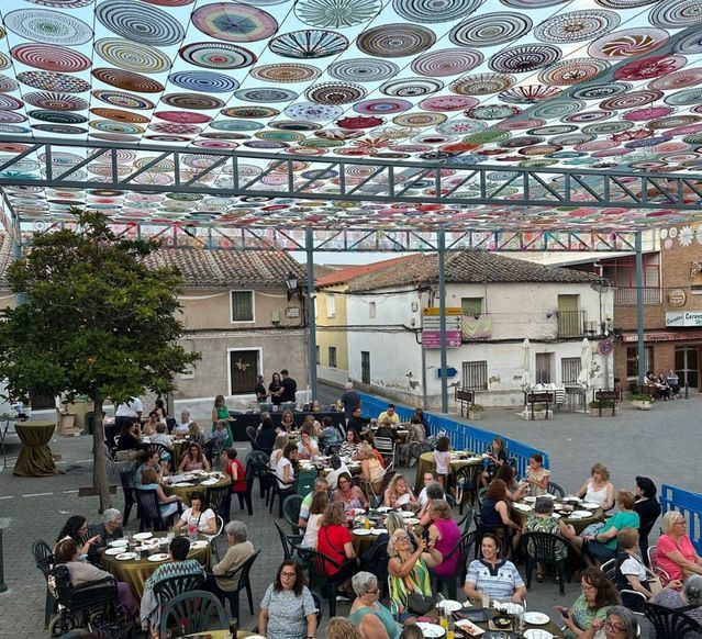 750 mandalas de ganchillo llenan de color el cielo de Cazalegas