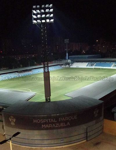 ¿Descuido? Una torreta de luz permanece encendida en El Prado durante la madrugada