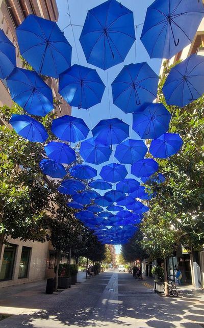 Talavera se llena de color y sombra con el regreso de los paraguas en las calles en plena ola de calor