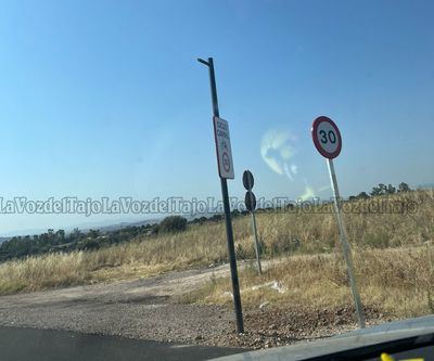 Roban todas las cabezas de las farolas recién instaladas en esta carretera de la Comarca de Talavera