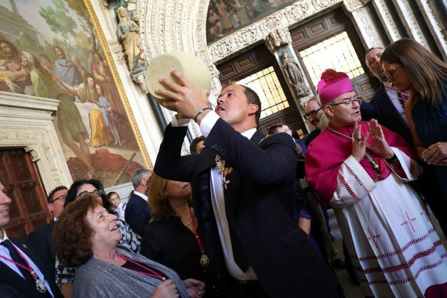 Devoción y tradición: Cientos de personas beben agua de los botijos en la Catedral Primada