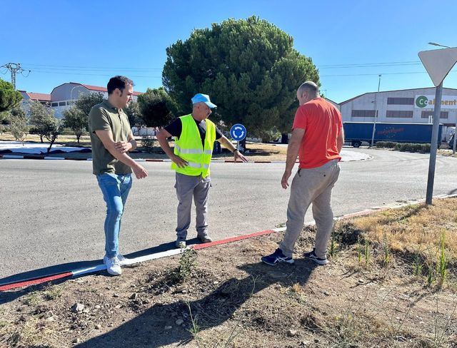 Muñoz-Gallego visita las cuadrillas de trabajadores encargados del adecentamiento del polígono Torrehierro