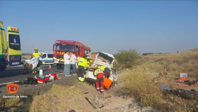 En un pueblo de Toledo: Dramático rescate tras el choque entre un coche y un camión