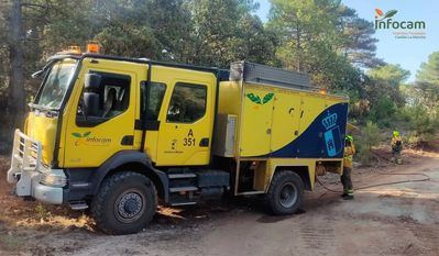 Los bomberos luchan contra un incendio forestal en Malpica de Tajo