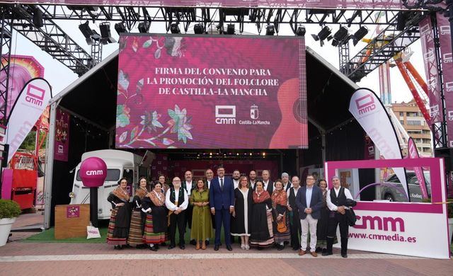 El Gobierno regional y CMMedia lanzan el I Festival de Folclore