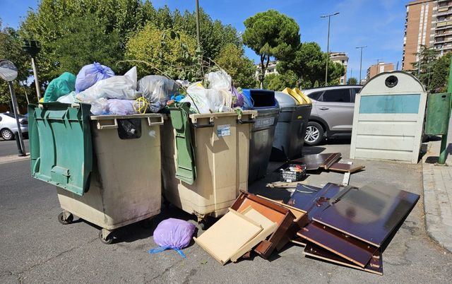 Contenedores a rebosar en Talavera: los vecinos están hartos