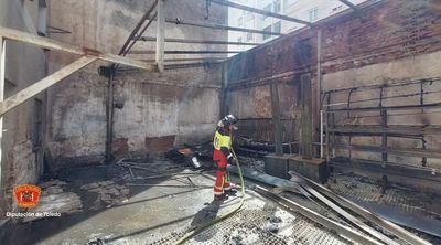 Un incendio calcina por completo el patio de un edificio y su fachada hasta un tercer piso