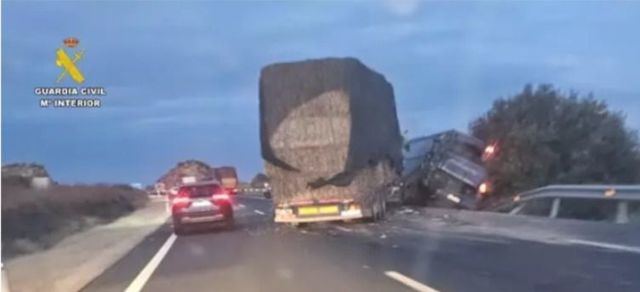 Dos heridos tras una colisión entre un camión y un autobús en la A-5