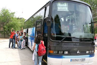 Desesperación en San Román de los Montes por las largas esperas en el transporte escolar