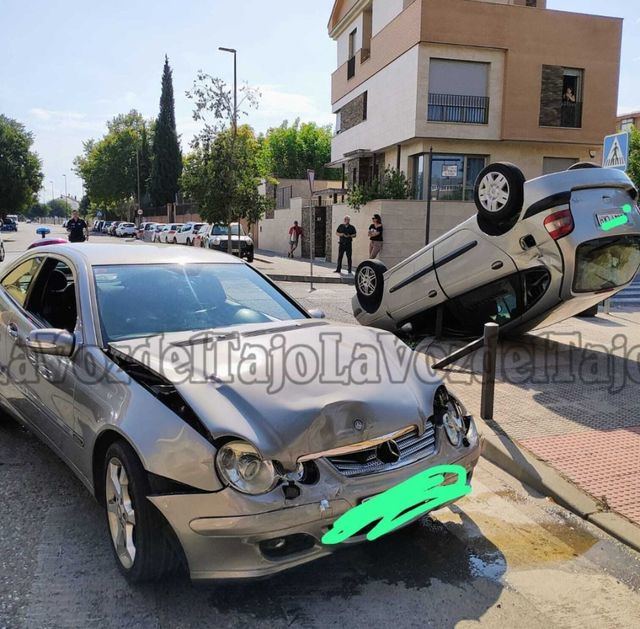 Un accidente en Talavera deja a dos heridos leves y un coche volcado