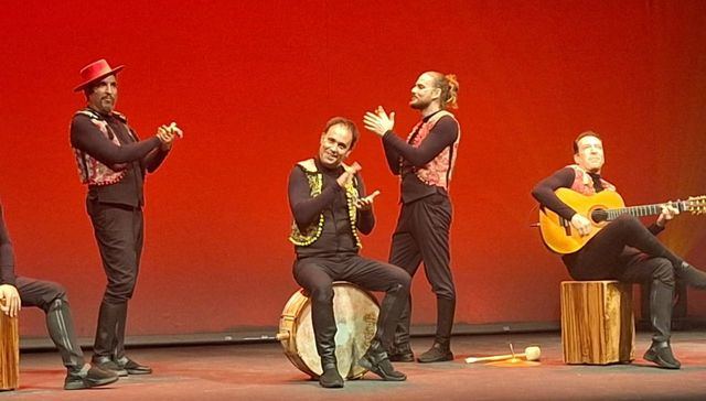 (Fotos) Ron Lalá convierte el Teatro de Rojas en el Falla de Cádiz con sus chirigotas