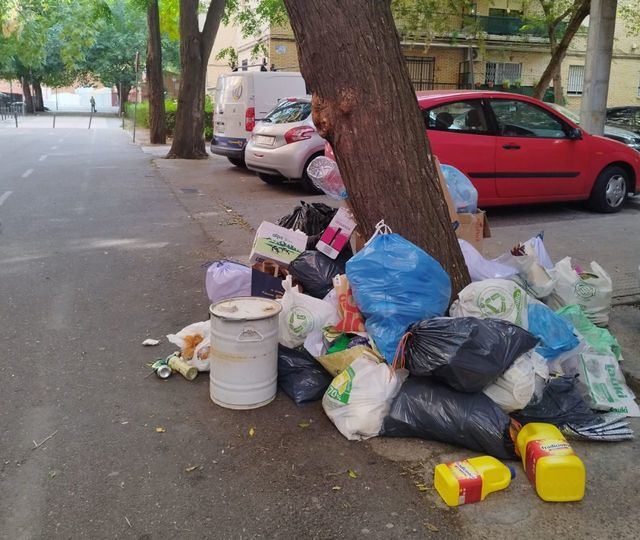 Malestar vecinal en Talavera por 'la basura acumulada en la calle'