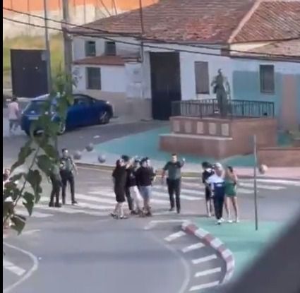 Imagen de la agresión a dos Guardias Civiles en Valmojado (Toledo)