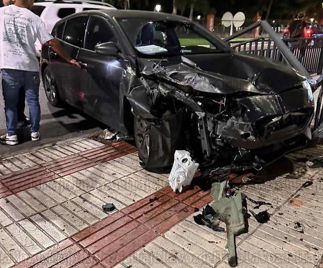 Impactante: un coche se estrella en una avenida principal de Talavera