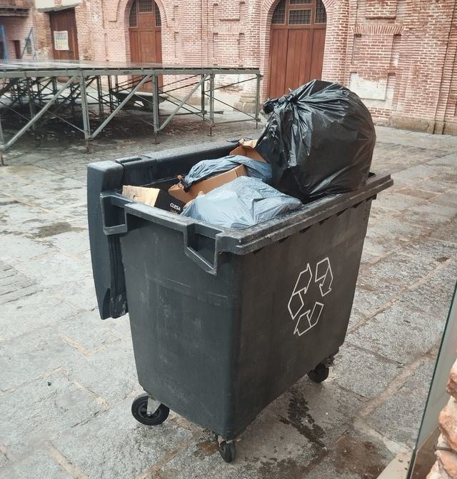 Los vecinos del casco antiguo, hartos de que no se recoja la basura desde el domingo