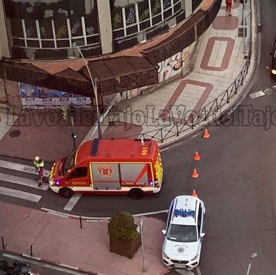 Impactante. Se desprende la cornisa del edificio Tresku de Talavera