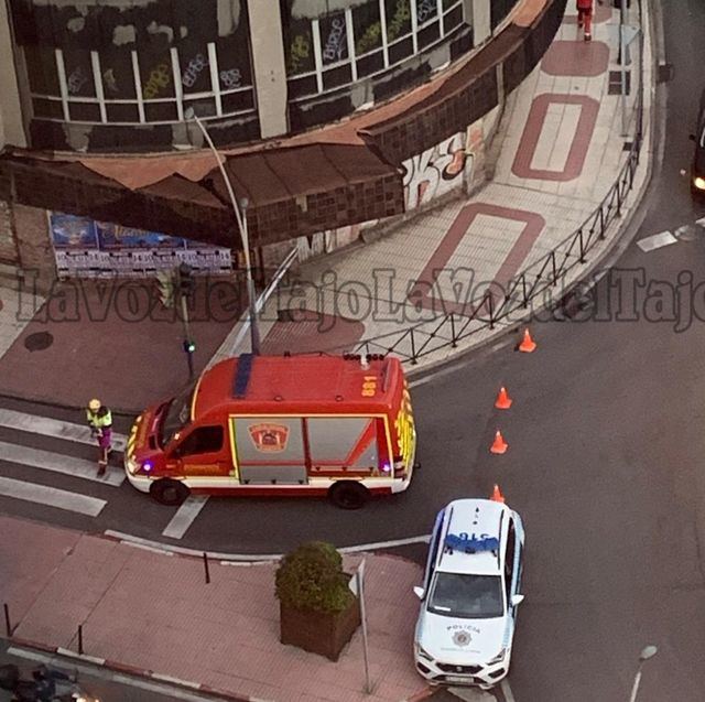 Impactante. Se desprende la cornisa del edificio Tresku de Talavera