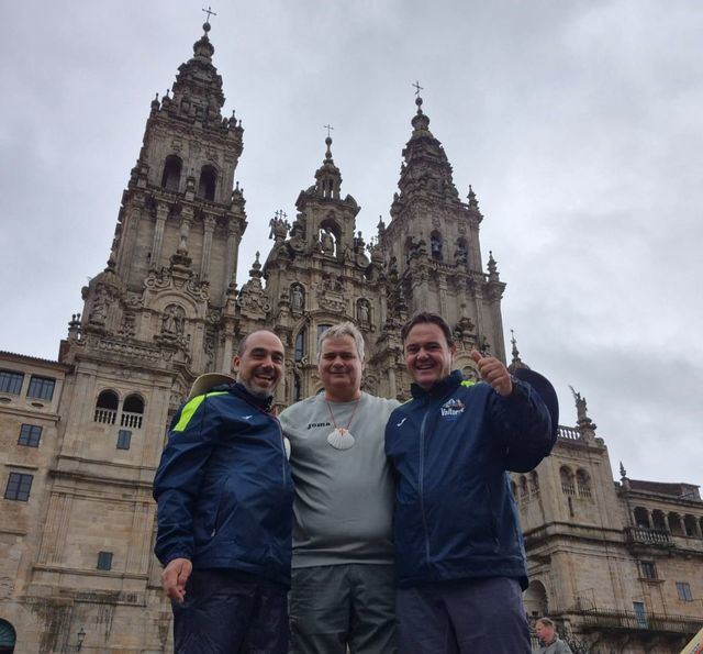 Carlos, Juan José y Gregorio culminan el Camino de Santiago acompañados de Agua Valtorre