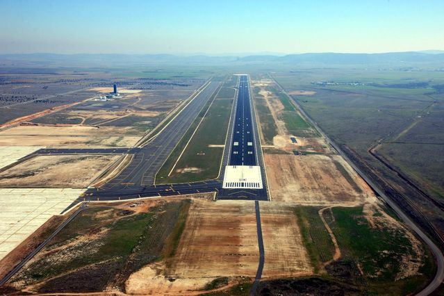 El Ministerio de Migraciones descarta construir un Centro de Atención en las instalaciones del aeropuerto de Ciudad Real