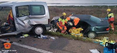 Dos heridos graves tras chocar una furgoneta y un coche