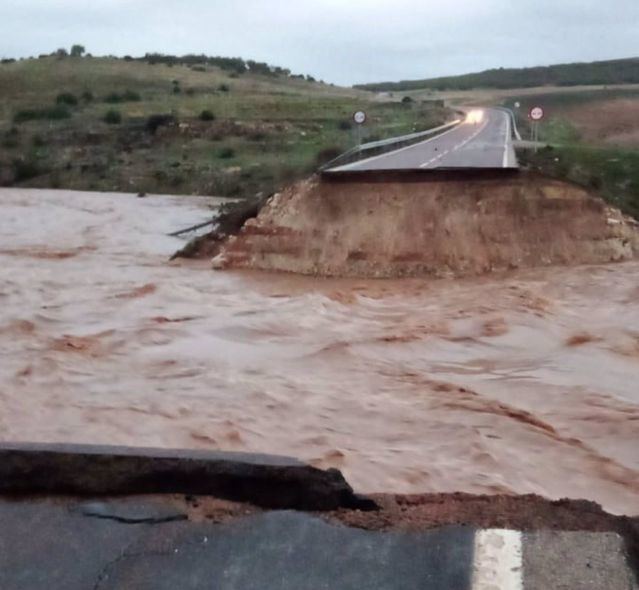 Situación actual en las carreteras de CLM: Cortan la CM-2015 por balsas de agua