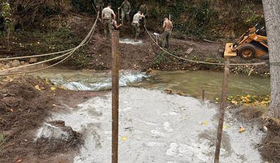 El Ejército trabaja para crear una pasarela provisional sobre el cauce del río