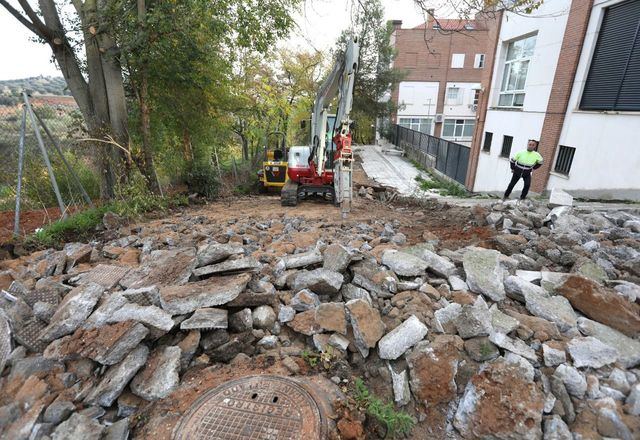 Comienzan las obras de reparación de la bajada del callejón de Obras Públicas en la Avenida de Madrid