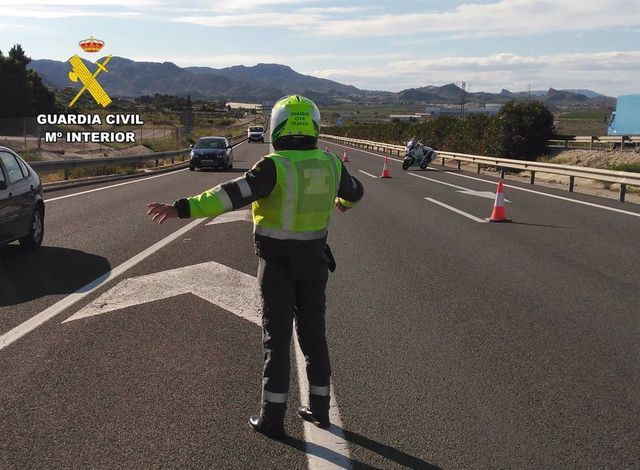 Un agente de la Guardia Civil en un control desplegado en una autovía. - GUARDIA CIVIL - Archivo