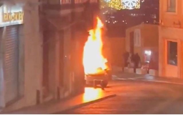 Un coche se convierte en una bola de fuego en pleno corazón de Toledo