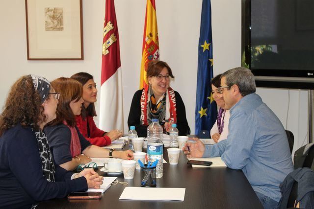 Reunión de la consejera de Igualdad y Portavoz, Blanca Fernández, con representantes del CERMI Castilla-La Mancha.