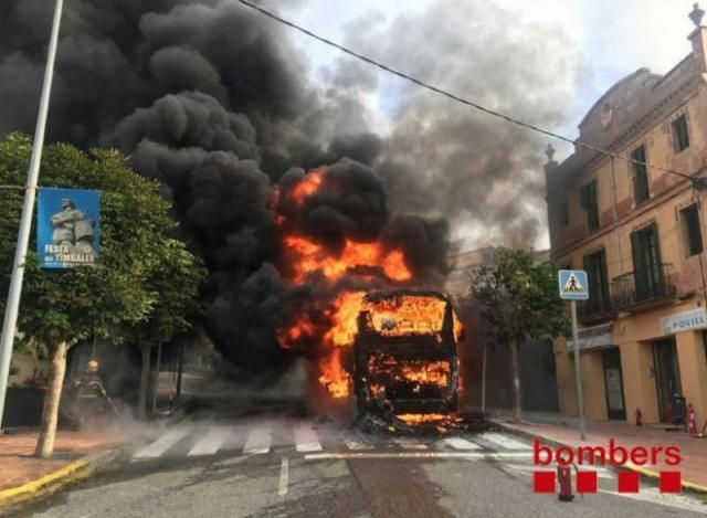 Imagen del incendio del autocar en el Bruc