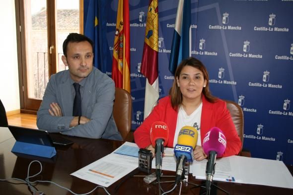 La consejera de Fomento, Agustina García Élez, en rueda de prensa con el director de Telefónica en la región 