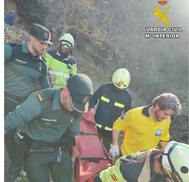 ¡Increíble rescate! Una mujer de 54 años cae desde la cornisa durante una ruta