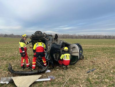 Accidente en un pueblo de Toledo: Vuelca un coche con dos personas